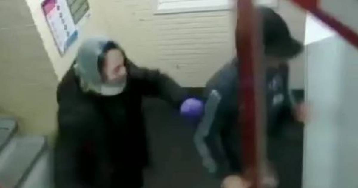 Politie toont beelden van jongemannen die bewoner hebben verwond bij overval op woning Doetinchem #Doetinchem.