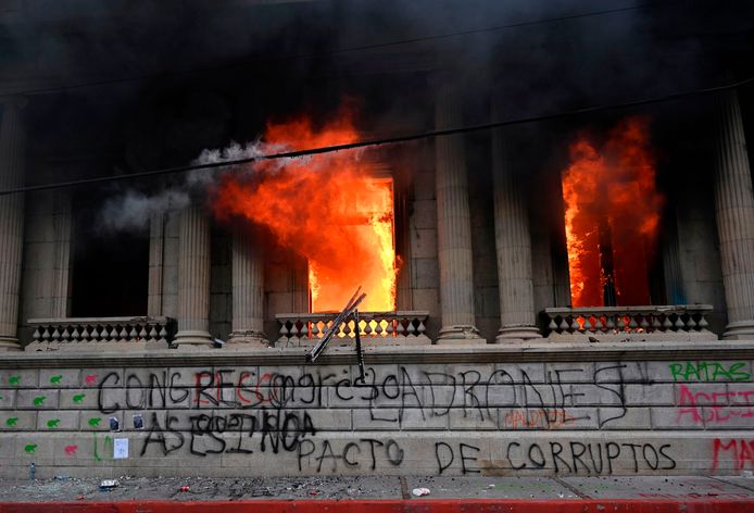 Vlammen slaan uit de gevel van het parlementsgebouw in Guatemala-Stad, de hoofdstad van het Midden-Amerikaanse Guatemala.