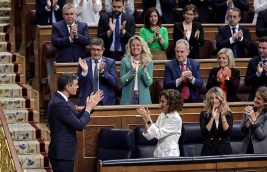 西班牙首相佩德罗·桑切斯宣布西班牙将于5月28日承认巴勒斯坦国后，获得西班牙议会部分议员的掌声