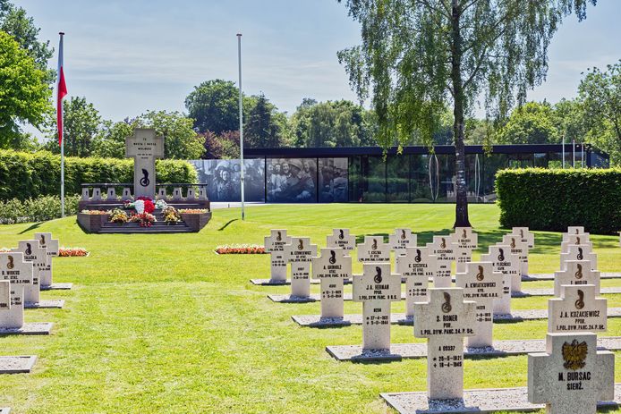 Het Maczek Memorial aan de Ettensebaan in Breda, met op de voorgrond het Poolse militaire ereveld.