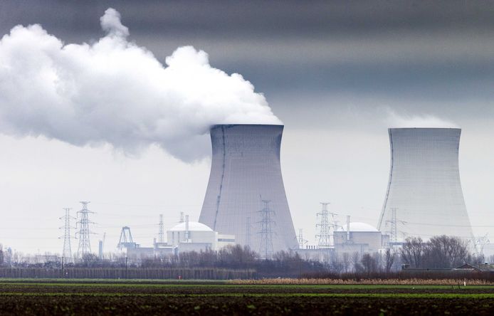 De Belgische kerncentrale Doel. Nederland maakt zich zorgen over de veiligheid van de kerncentrale in het Belgische Doel.