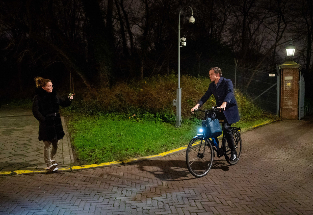 Premier Rutte verlaat het Catshuis na de bijeenkomst over het toeslagenrapport. Beeld ANP