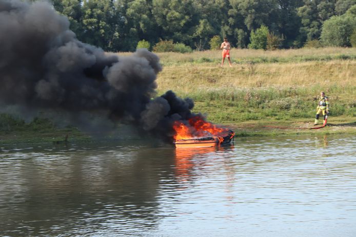 Bij de brand in de boot in Opheusden waren flinke rookwolken ontstaan.