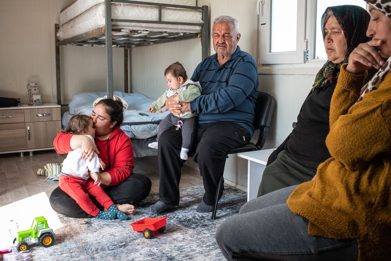Hatice Çam en haar kinderen leven samen met haar schoonouders in de container.  Beeld Diego Cupolo