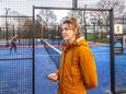 Merel Ursem meet het geluid afkomstig van de padelbaan.
