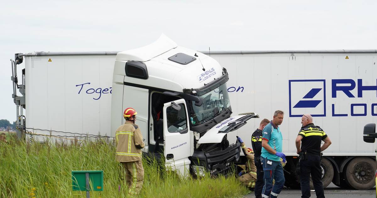 Vrachtwagen ramt vangrail en schaart op de A37 in Nieuw-Amsterdam
