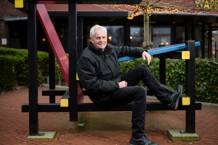 Albert Paalman op de Rietveldstoel in Markelo. Hij was een van de makers van de stoel.