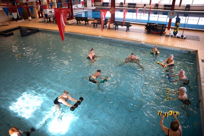 Watergym voor reumapatiënten in het huidige zwembad de Plons in Beuningen.