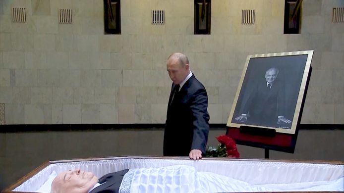 Poetin brengt laatste groet aan Gorbatsjov