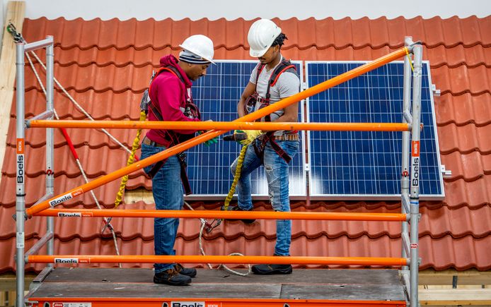 De Beroepentuin leidt werklozen op in zogeheten ‘tekortberoepen’, zoals zonnepaneelmonteur.