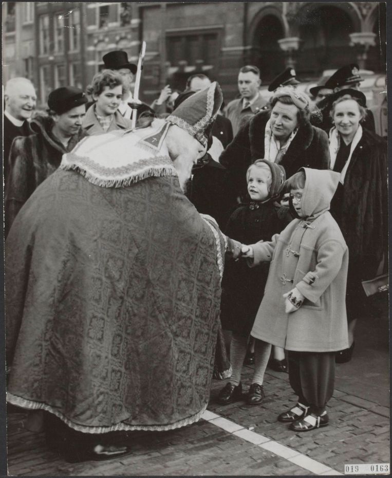 Koningin Juliana en prinses Christina worden door Sinterklaas begroet, Amsterdam 1954 Beeld Fotocollectie Elsevier