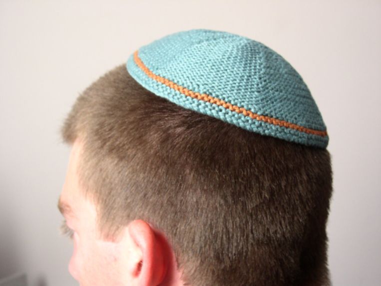 Шапка на затылке. Еврейская шапка. Еврейская шапочка. Шапка на макушке. Кипа шапка.