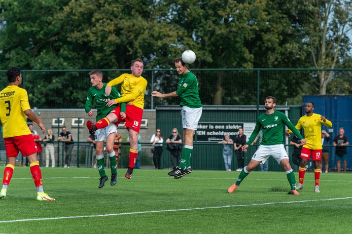 Veel van de derby’s die Apeldoornse Boys nu speelt in de ‘Apeldoornse Bundesliga’ - zoals hier tegen Groen Wit’62 - staan het komend seizoen niet meer op het programma.