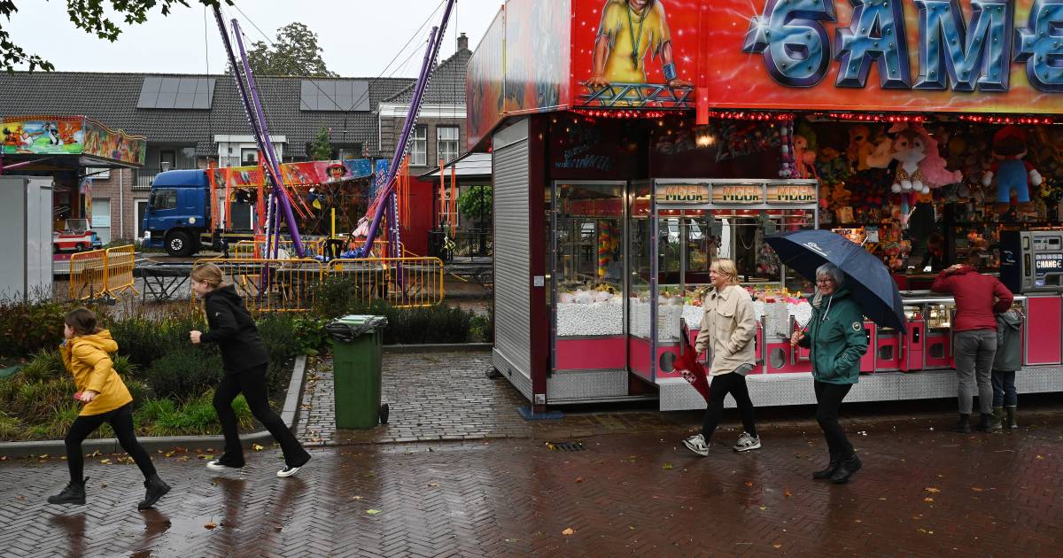 Natte kermis in Beers | Brabant | ed.nl - Eindhovens Dagblad
