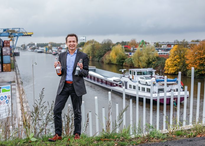 René Venendaal, CEO van BTG, op de Boekelosebrug met de vernieuwende schone scheepvaartdiesel van BTG-neXt.