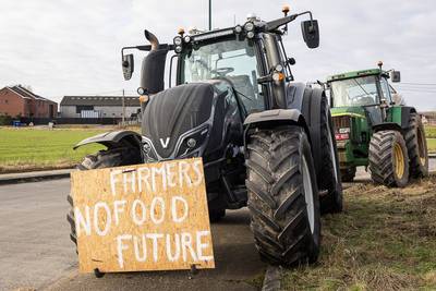 Des agriculteurs bloquent l’accès aux magasins Colruyt à Hannut et Waremme