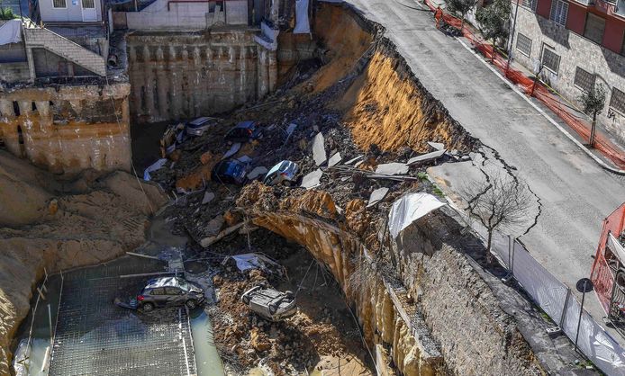 In Rome is een deel van een straat in de wijk Balduina ingestort. Zes auto's werden naar beneden gesleurt. Voor zover bekend zijn er geen gewonden gevallen. Foto Tiziana Fabi