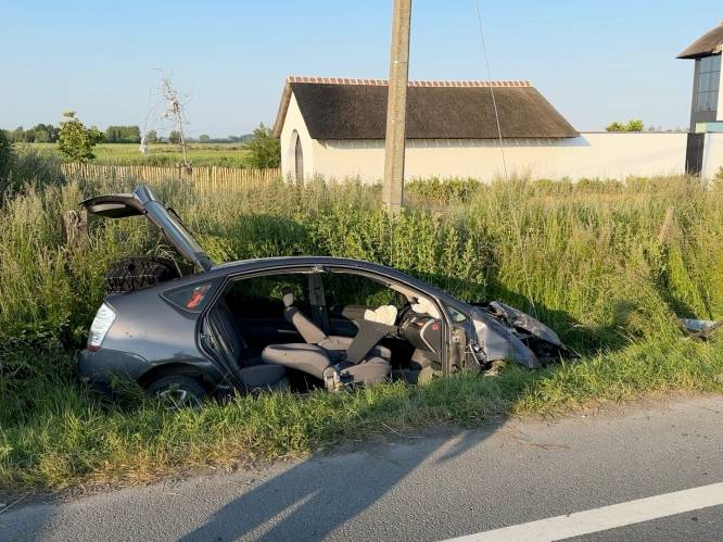 Wagen eindigt in gracht na zwaar ongeval: bestuurder afgevoerd