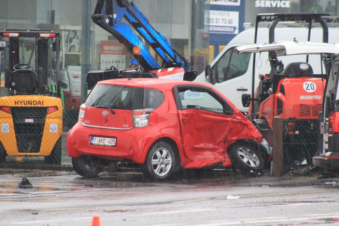 Langs de Torhoutbaan in Ichtegem gebeurde vrijdag rond 16.30 uur een ongeval tussen een personenwagen en een politiecombi die prioritair reed. Er vielen drie lichtgewonden.