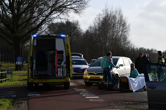 De fietser is per ambulance overgebracht naar het ziekenhuis.