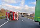 De gekantelde vrachtwagen op de A50.