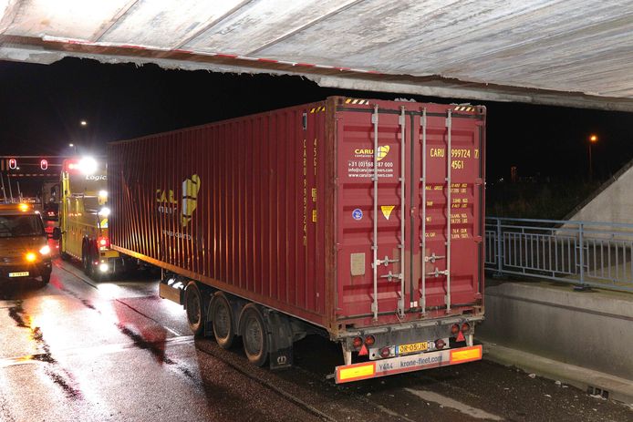 Container van vrachtwagen na uren weer los onder brug aan de Hertog Janstraat in Waalwijk.