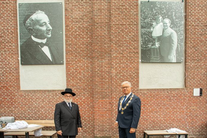 Burgemeester Frank Petter (r) en opperrabijn Binyomin Jacobs onthulden zondagochtend twee foto's van vermoorde leden van de joodse gemeenschap: links chazan Mozes de Hes en rechts Walter Süskind over wiens leven in 2012 een film werd gemaakt.