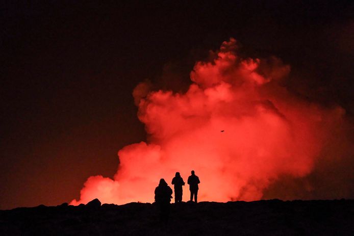 Een grote lavastroom en rook bij de laatste vulkaanuitbarsting nabij het IJslandse dorp Grindavik op 8 februari.