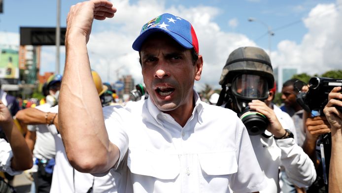 Henrique Capriles op weg naar het kantoor van de ombudsman.