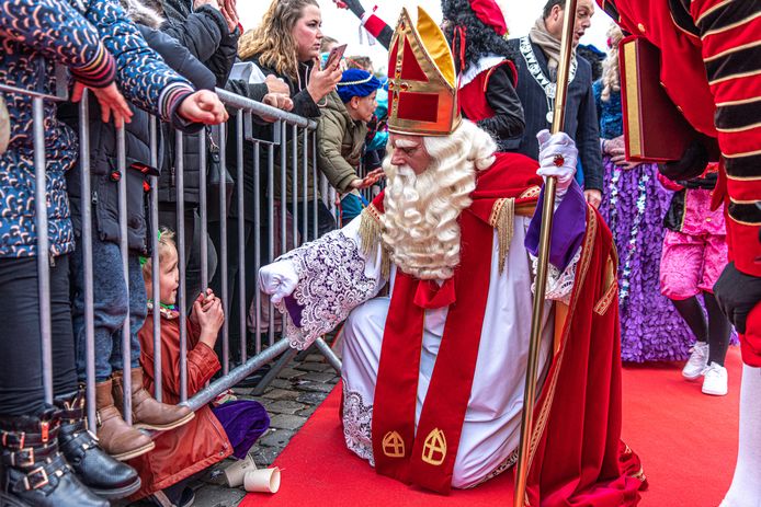 Sinterklaas geeft een jonge fan in Zwolle een boks: na de provinciehoofdstad komt de goedheiligman komende zaterdag ook naar een aantal andere plaatsen in Noordwest-Overijssel.
