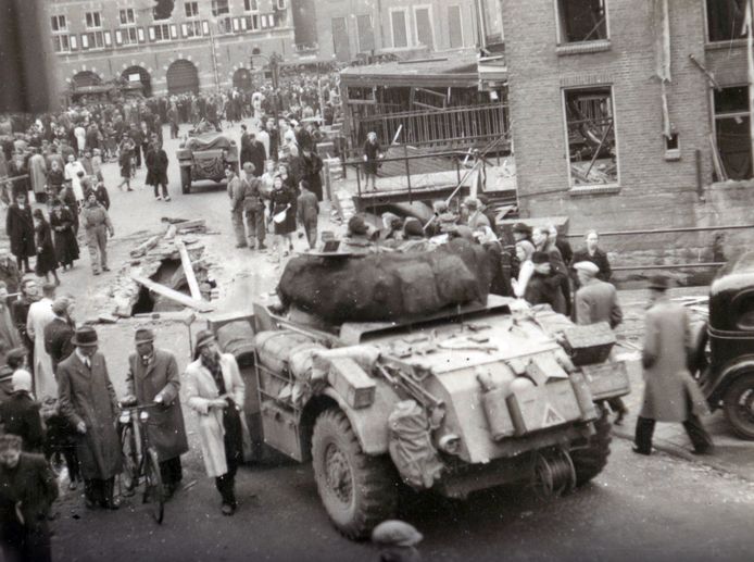Canadese pantservoertuigen in het Almelose centrum, kort na de bevrijding.