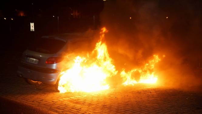 Auto met Frans kenteken brandt vrijwel volledig uit in Sprang-Capelle 