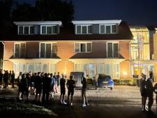 Protestgroep voor hotel in Albergen waar asielzoekers komen groeit, vuurwerk afgestoken