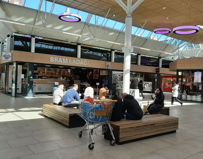 Het patatje wordt lang niet altijd op voldoende afstand van elkaar verorberd in het Rotterdamse winkelcentrum Keizerswaard.