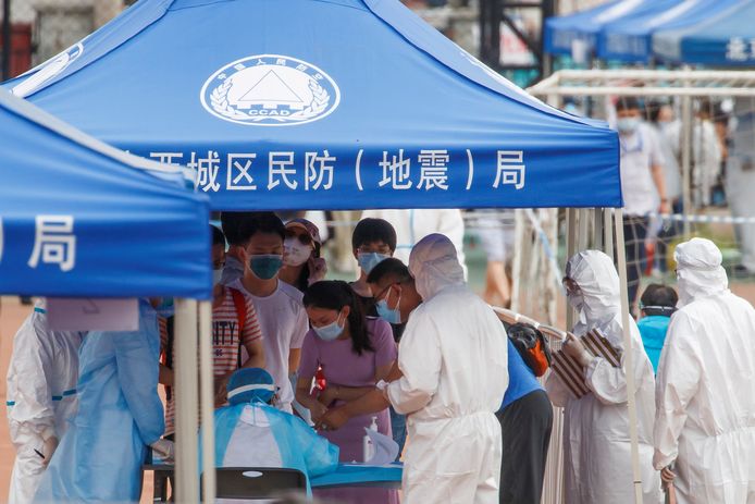 Mensen schuiven aan om zich te laten testen op het coronavirus in Peking.