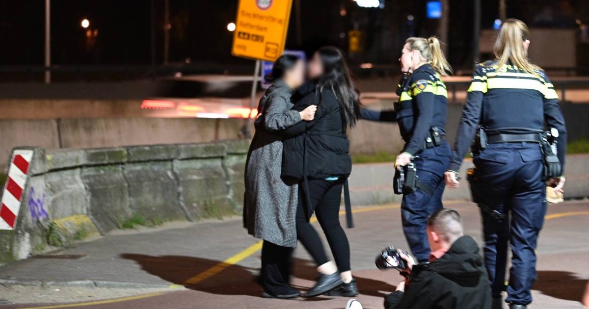 Persfotograaf krijgt meerdere vuistslagen tegen hoofd na ongeval, vrouw opgepakt voor mishandeling.