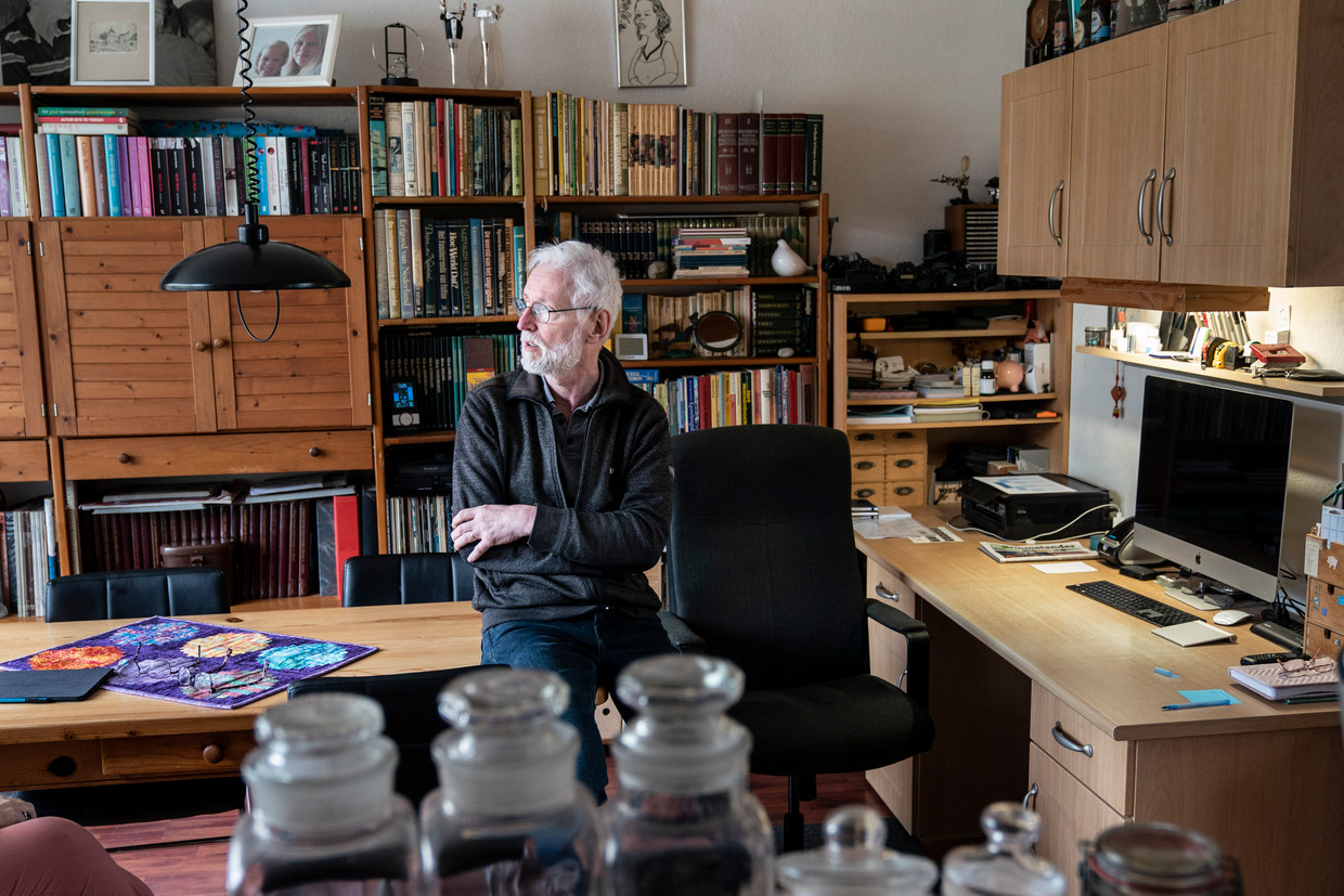 Bestuurslid van Dorpsbelangen Zeerijp Stoffer Reiffers in zijn huiskamer. 