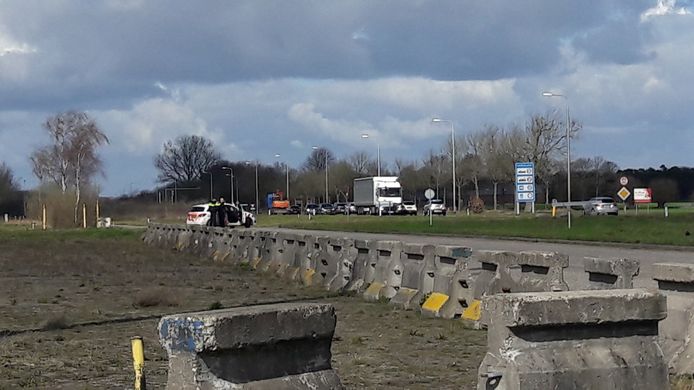 Politiebewaking bij de grensovergang met Essen.