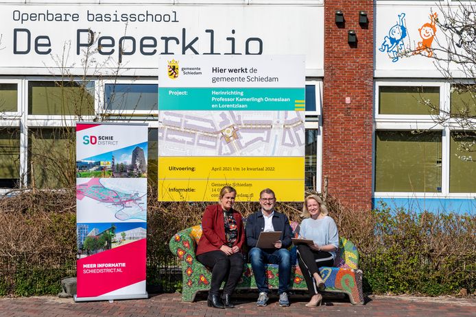De Peperklip krijgt een nieuw onderkomen. Van links naar rechts Feya van Dreumel (Peperklip), Peter Jonkers (Primo) en wethouder Patricia van Aaken.