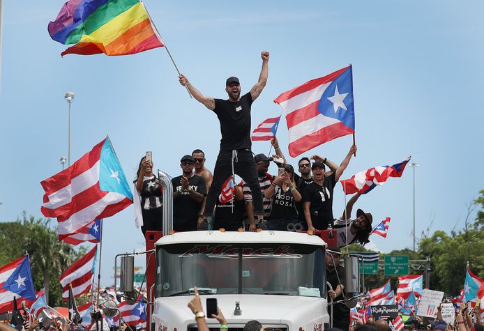 Ricky Martin (C) met regenboogvlag.