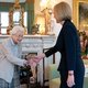 Geschrokken reacties op nieuwe foto koningin Elizabeth: ‘Wat zijn haar handen paars!’