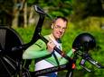 Jeroen Scheerder met zijn fiets en in zijn aerodynamische uitrusting.