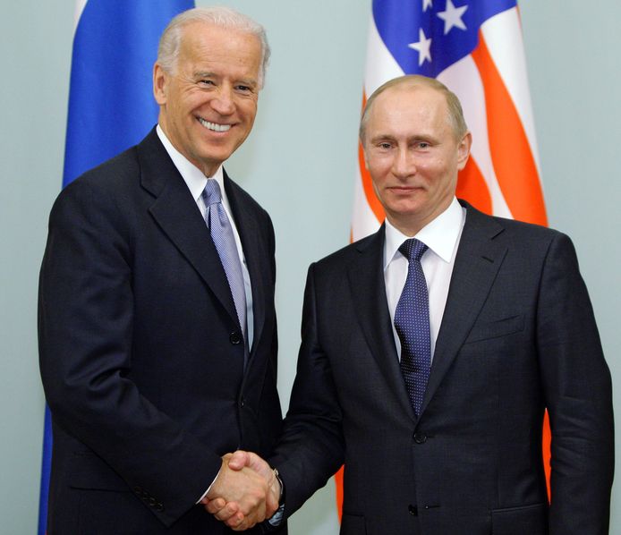 Joe Biden et Vladimir Poutine, en 2011, à Moscou