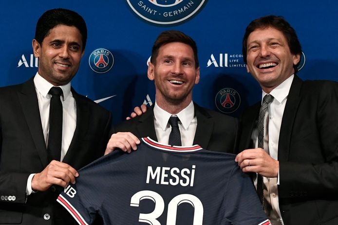 Lionel Messi tussen voorzitter Nasser El-Khelaifi en technisch directeur Leonardo in.
