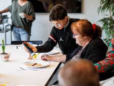 ‘Leukste is om te zien dat bewoners blij worden van de pannenkoeken’; Kinderen van Ons SBO serveren bij Aeneas
