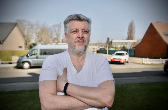Buurtbewoner Davy Vanschoonbeek zag de politie en de ziekenwagen arriveren na de schietpartij tijdens een pokeravond.