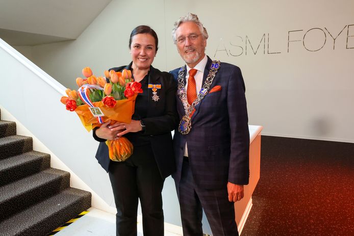 Eindhoven Koninklijke onderscheiding voor Eva González Pérez met burgemeester John Jorritsma.