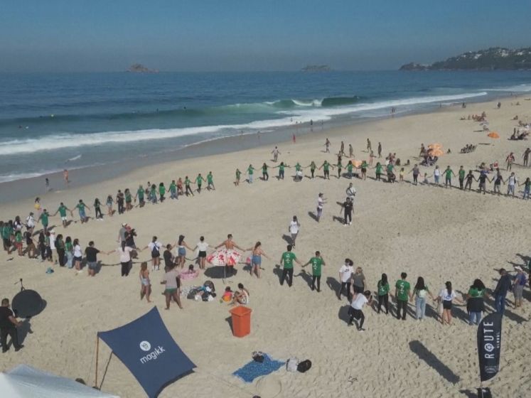 Des volontaires sur la plage de Rio pour la journée mondiale des océans