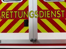 Zwaargewonde (23) bij botsing schoolbus net over de grens in Duitsland; kinderen van 8 en 9 lichtgewond