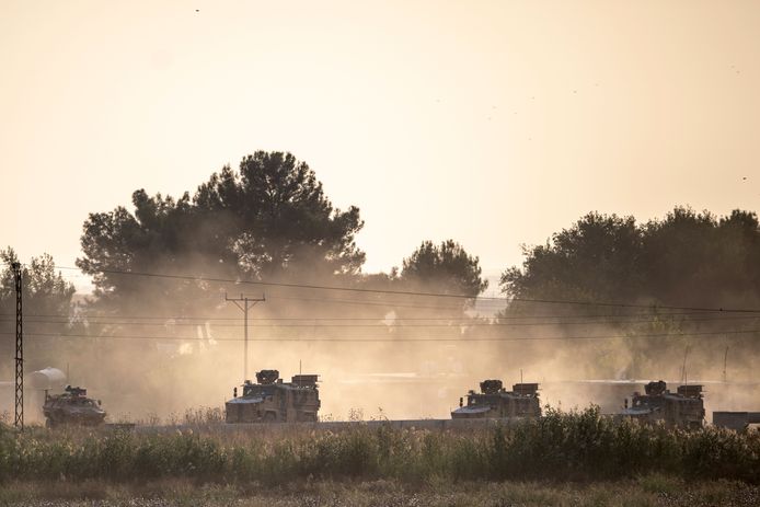 Turkse legervoertuigen bij de Syrische grens.